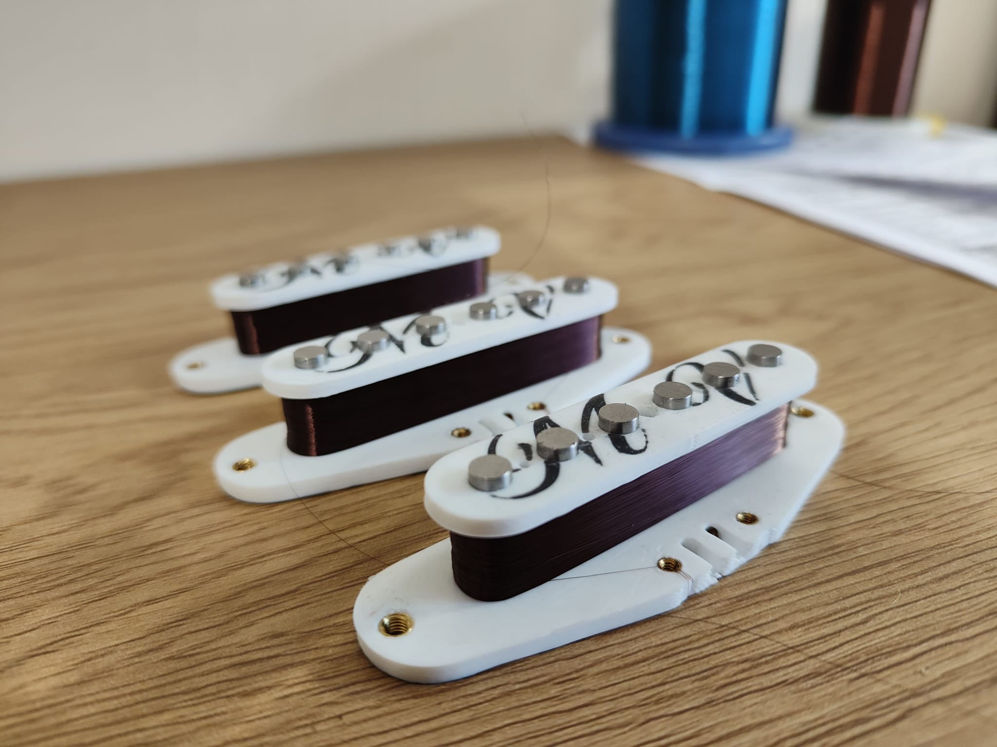 Ręcznie wykonany pickup gitarowy – ujęcie 2