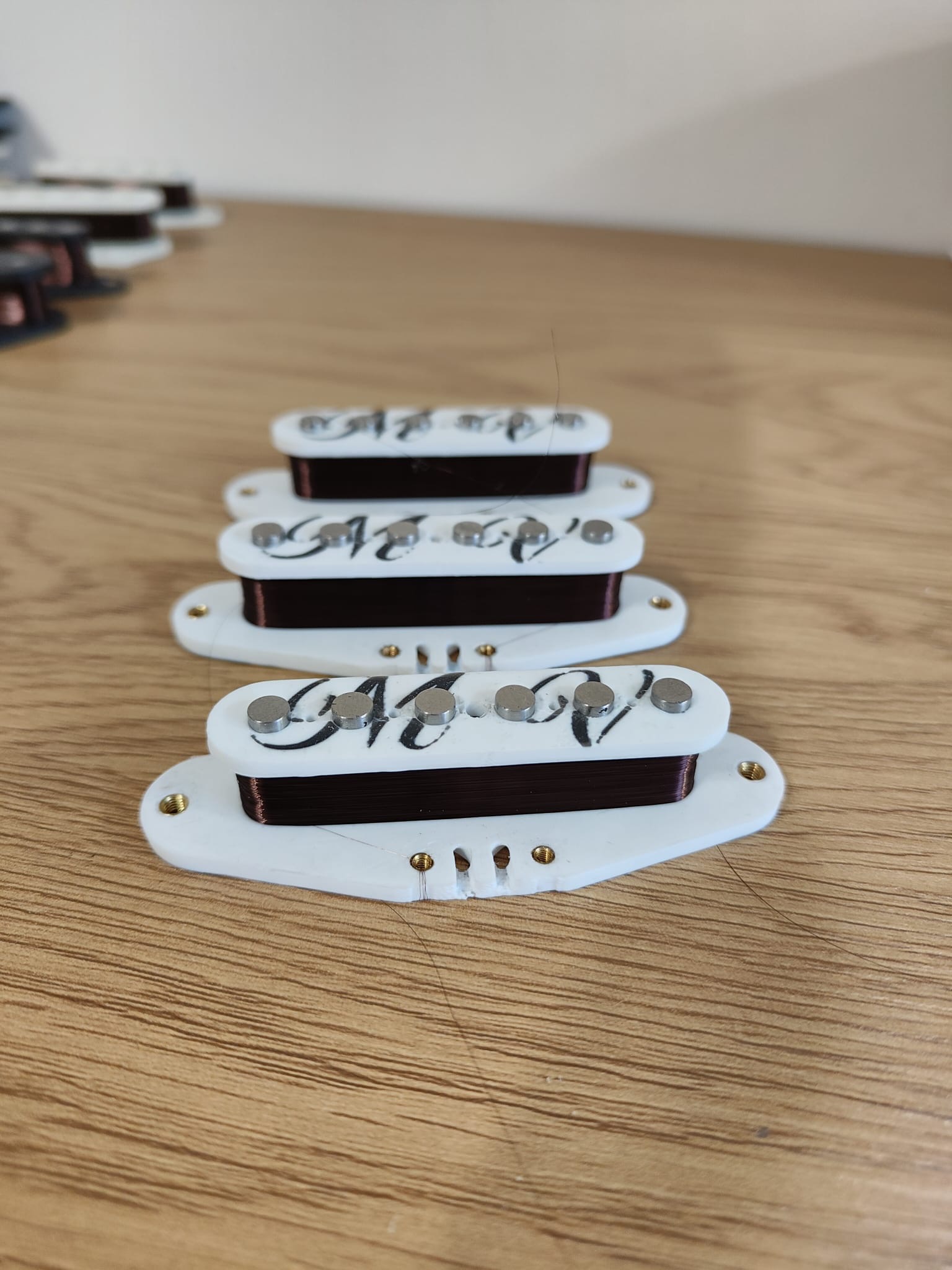 Ręcznie wykonany pickup gitarowy – ujęcie 4